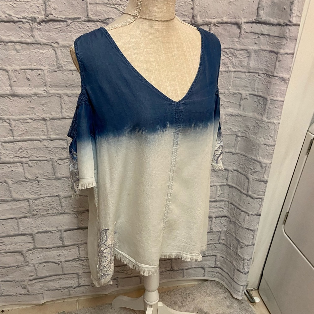 Billy T western style top. Texas rodeo wear is what comes to mind. Mint! Sh005